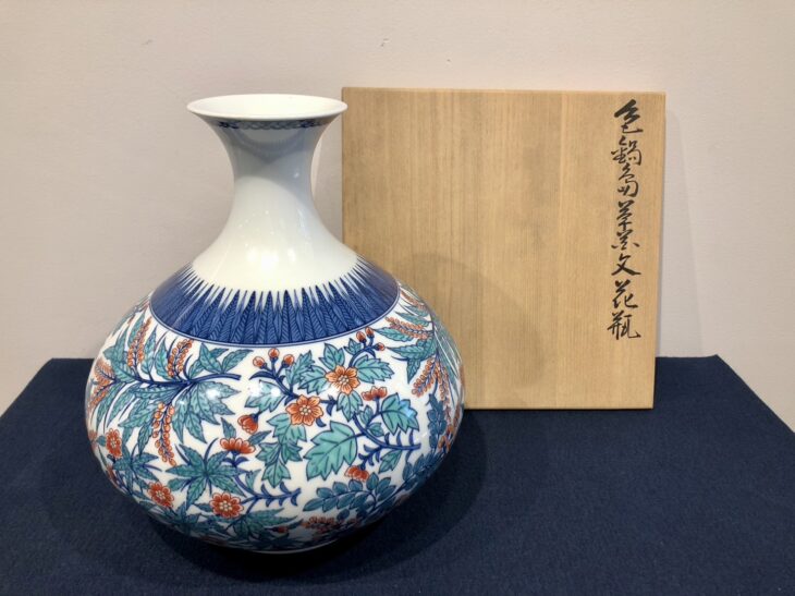 十三代 今泉今右衛門作『色鍋島草花文花瓶』 ｜骨董品買取 緑和堂