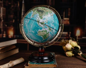 スペイン語またはイタリア語のヴィンテージの古い地球儀、木製スタンド