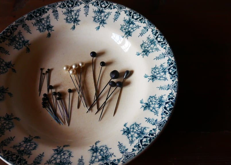 ピンクッションと針たくさん アンティークピン付き フランス