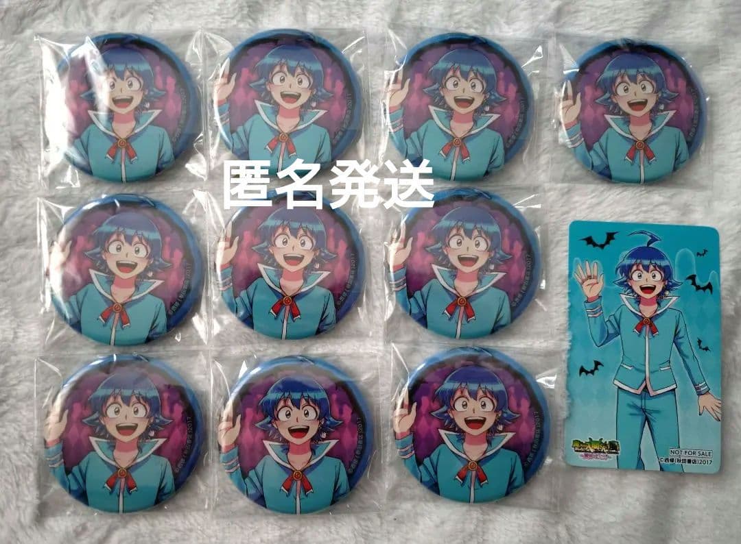 魔入りました入間くん展　鈴木入間　缶バッジ　イラストカード　特典 魔入りました！入間くん 鈴木 入間 オリジナル缶バッジ | K-BOOKS 池袋