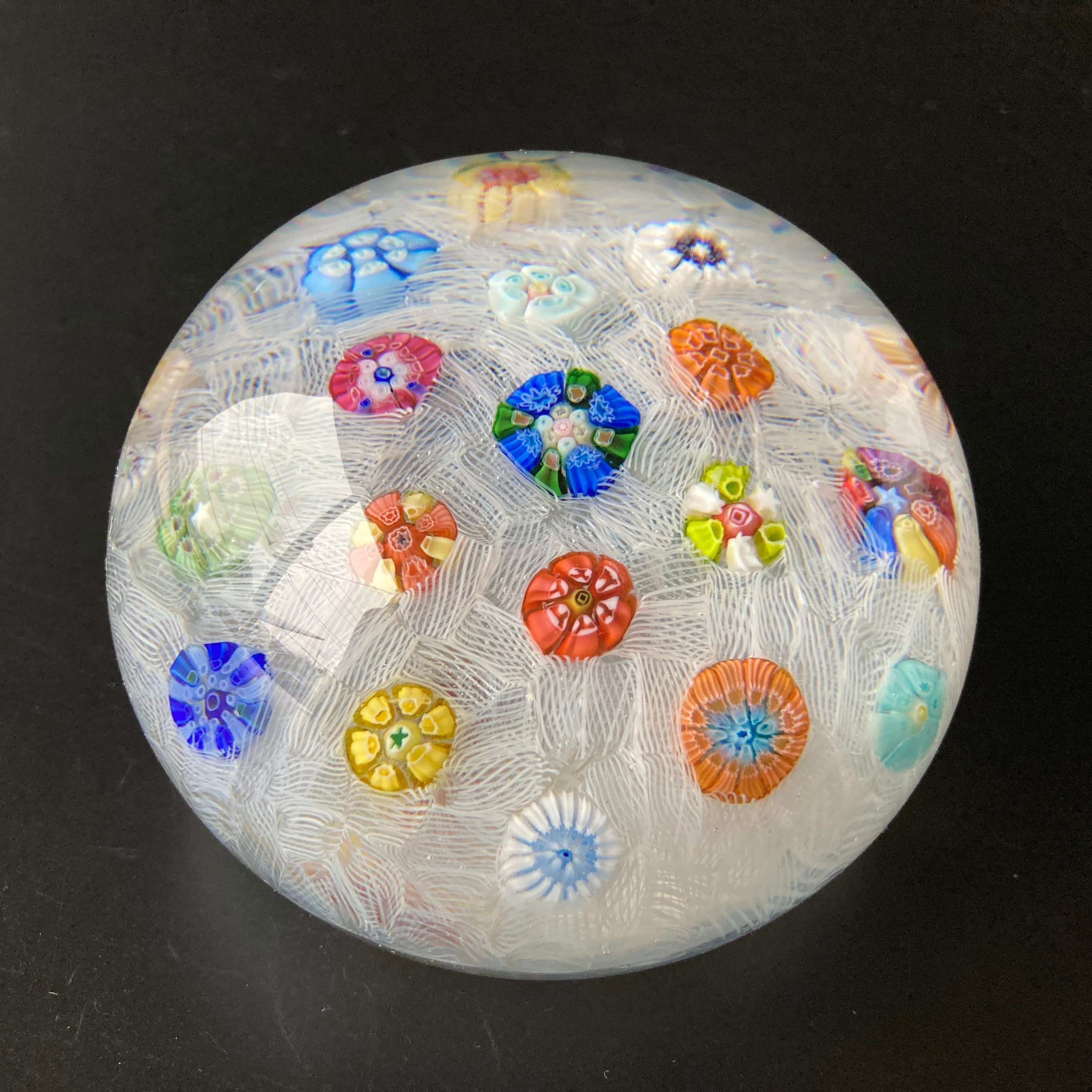 1971 オールド バカラ クリスタル ペーパーウェイト（鳥と千の花）