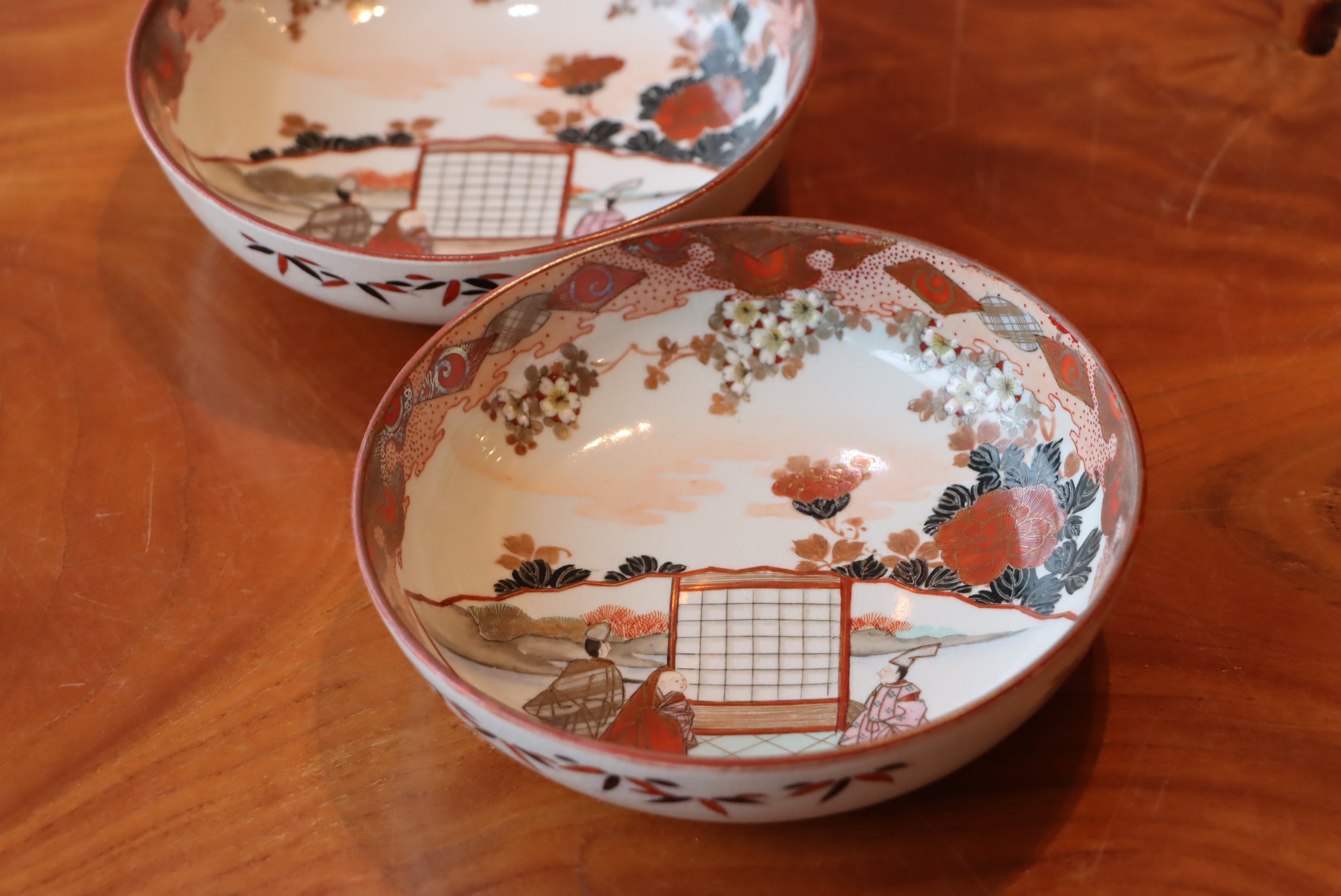 九谷焼:1尺5分赤絵人物画大皿 九谷焼 古九谷 赤絵金彩 花文 飾皿 大皿