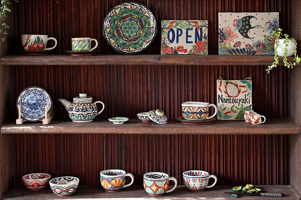沖縄市・南島焼「NANTOUYAKI」 思わず手に取りたくなる ポップな島の