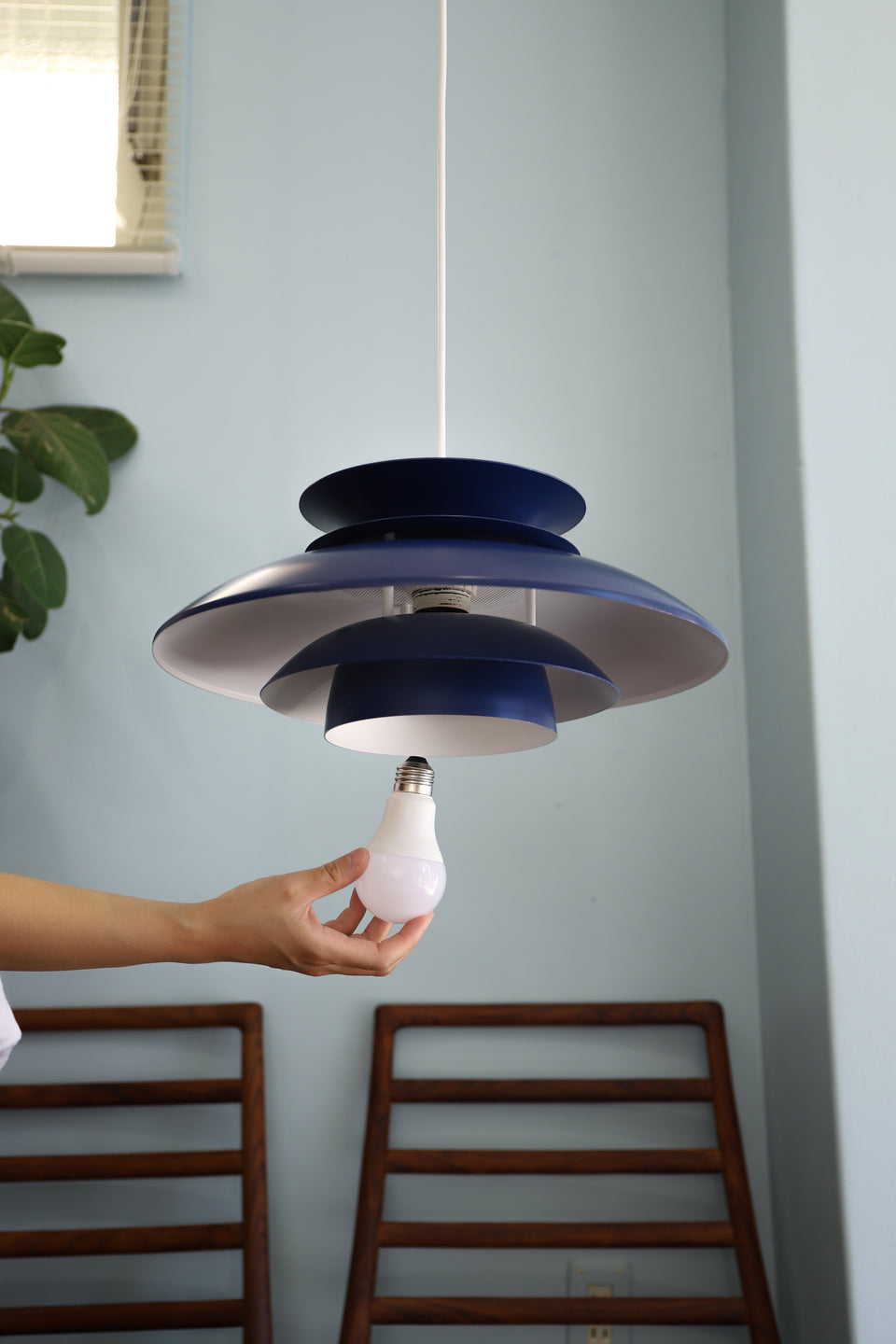 ヴィンテージ 青色フリル付きベル型ペンダントライト スイス